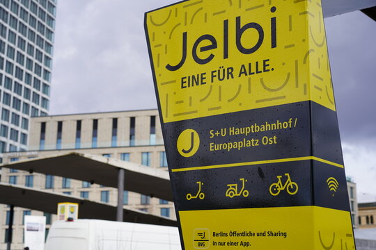 Tafel einer BVG Jelbi Mobilitätsstation am Hauptbahnhof in Berlin am 12.02.2024