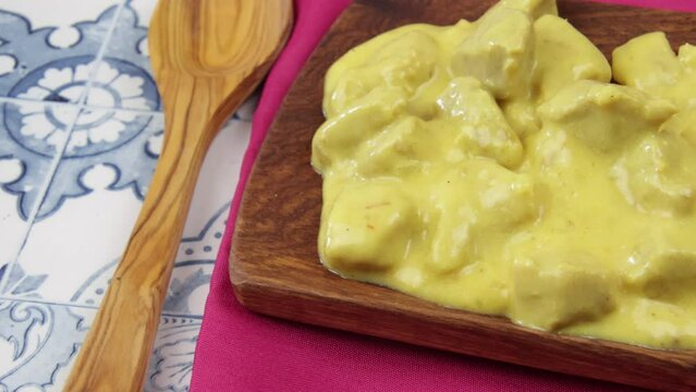 morceaux de poulet aux lait de coco et curry