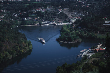 An overhead view of the river in the Douro Valley, Porto, Portugal. - obrazy, fototapety, plakaty