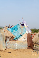 construction précaire avec des tissus sur les rives du fleuve Sénégal en Afrique © Pierre Laborde 