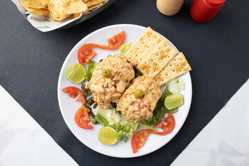 Ensalada de atún con verduras y galletas saladas