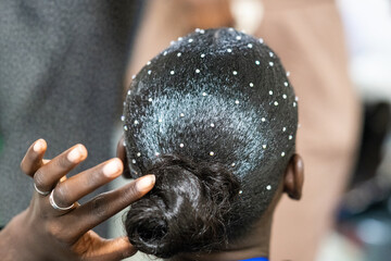 coiffure africaine de mode avec des perles en gros plan