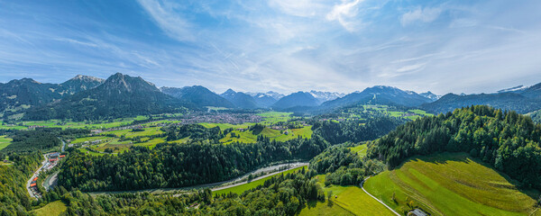 Panoramablick über die Breitach ins herbstliche Oberallgäu bei Tiefenbach