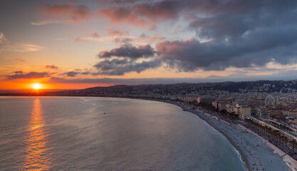 Le coucher de soleil sur la ville de Nice en France
