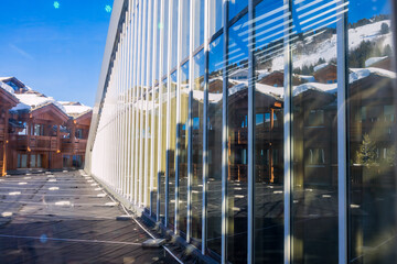 Reflets dans des vitres à la station de Courchevel 1850 dans les Alpes - 734085713