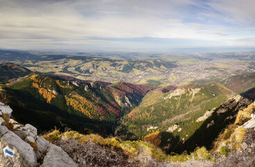 Widok ze szczytu Giewontu w Tatrach Zachodnich.