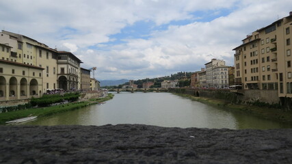 Fototapeta na wymiar Tarde sobre el río Arno