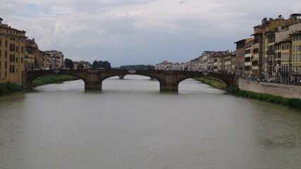Vista de puente sobre el río Arno