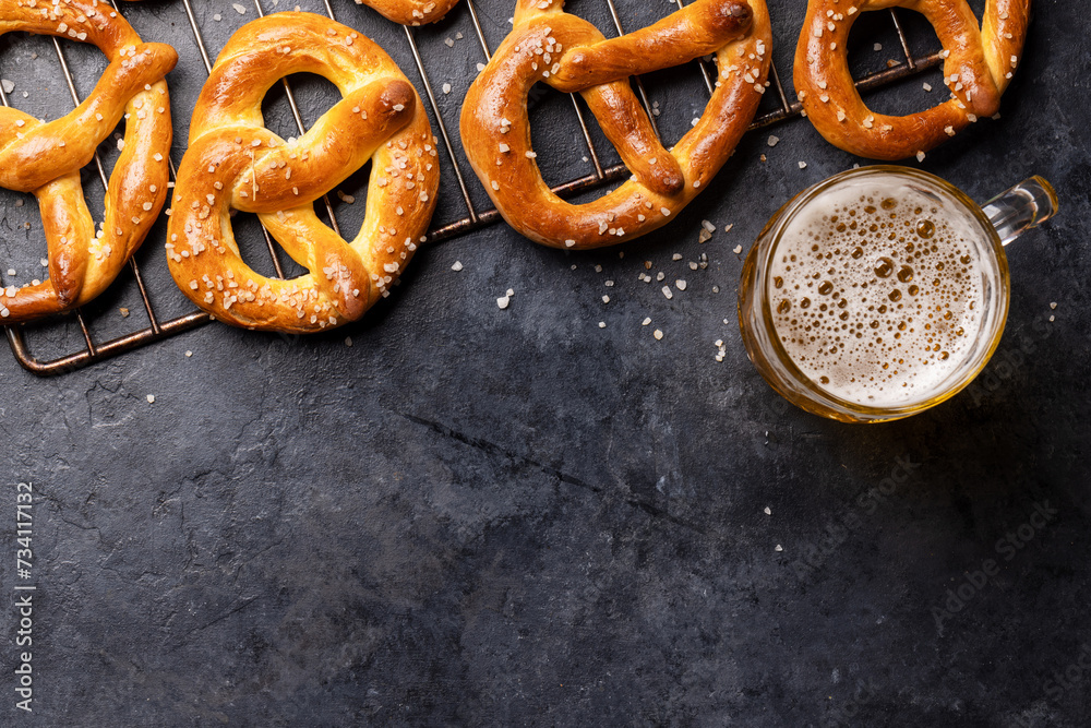 Wall mural Freshly baked homemade pretzels and draft beer