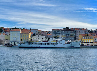 Fototapeta na wymiar a boat is docked in front of a town