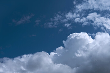 Schöne dramatische liebliche Wolken, blauer Himmel