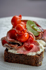 Toast with roast beef and vegetables in a plate