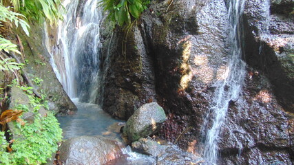 Une petite cascade entre les rochers