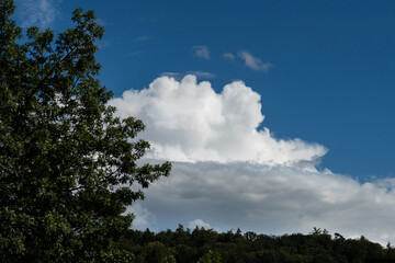 Wolken über Marburg unterwegs