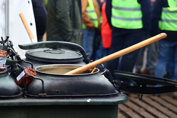 Wojskowa kuchnia polowa, kocioł z zupą. 