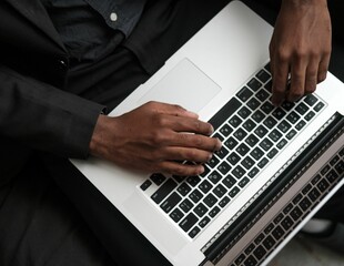 Fototapeta na wymiar businessman working on laptop