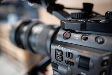 rote Record-Taste einer professionellen Video-Kamera und Zoom-Objektiv