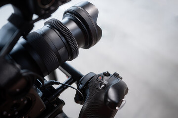 Professionelle Video-Kamera mit Zoom-Objektiv und Record-Taste