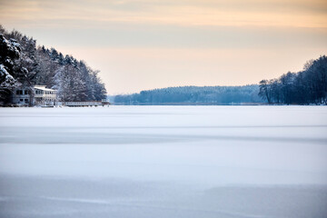 Ein gefrorener See im Winter - obrazy, fototapety, plakaty