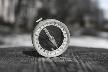 round compass on natural background - 734249918