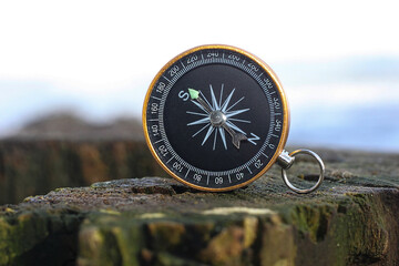 round compass on natural background - 734249929
