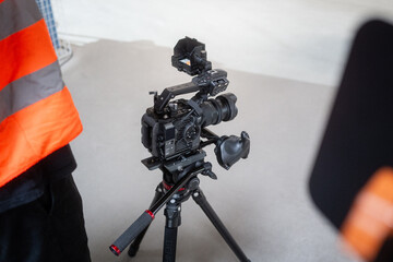 Professionelle Video-Kamera auf Stativ auf Boden 