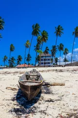 Crédence de cuisine en verre imprimé Plage de Nungwi, Tanzanie Old wooden boat ashore on tropical sandy Nungwi beach in the Indian ocean on Zanzibar, Tanzania