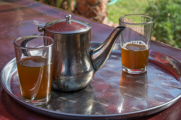 Tetera y vasos de té sobre una mesa