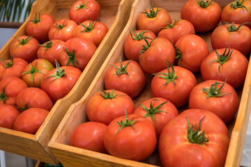 Cajas con tomates en un mercado