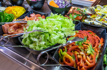 Buffet de hotel con verduras y ensaladas surtidas