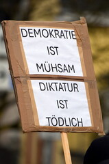 Pappschild auf einer Demo: 