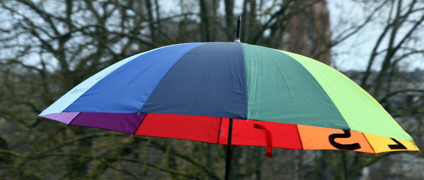 Schirm in Regenbogenfarben