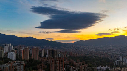Obraz premium Foto aérea sobre un atardecer maravilloso en la ciudad de Medellín