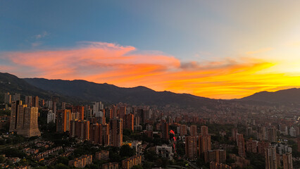 Foto aérea sobre un atardecer maravilloso en la ciudad de Medellín