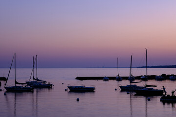 Fototapeta premium Boats at dusk in Toronto park with lake view and boats