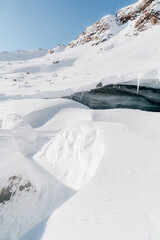 Gletscher im weißen Schnee