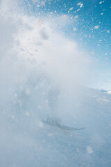 Eisige Herausforderung: Skifahrer auf einem Gletscher