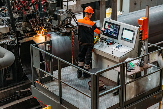Longitudinal tack welding machine for welding of outer seam of steel pipe