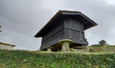 Fototapeta na wymiar Hórreo en un jardín de Galicia