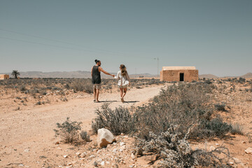 Couple dans le désert en Tunisie