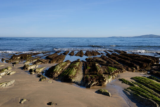 Playa en el mar cantábrico con plataforma de abrasión.