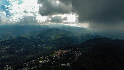 Pueblo de la monta&ntilde;a visto desde el cielo