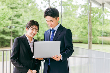 若いスーツ姿のアジア人ビジネスマンとビジネスウーマン（環境・エコ・再開発・SDGs・都市計画）
