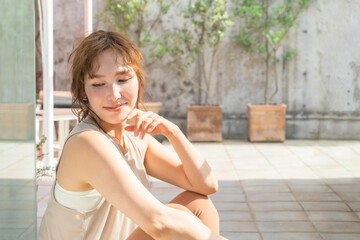 スキンケア・化粧水・美容液・乳液・日焼け止め・基礎化粧品を使う女性イメージ
