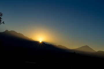 Foto del solsticio de invierno. Vista de los volcanes mexicanos en el amanecer del invierno de...