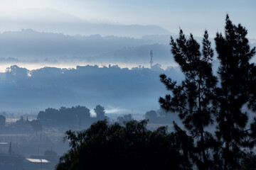 Obraz na płótnie Canvas Vista de las montañas y pueblos mexicanos en el amanecer de diciembre