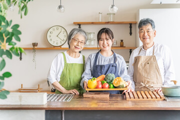 野菜を持つ高齢者夫婦と若い日本人（栄養士・家事代行・介護）
 - obrazy, fototapety, plakaty
