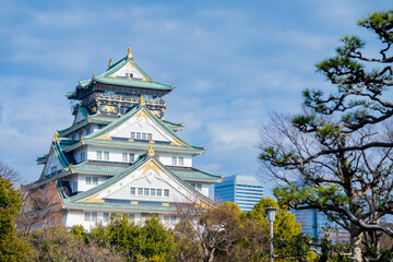 Fototapeta premium Landscape view Osaka's landmark Osaka Castle castle tower that shines in the blue sky, Osaka Japan.