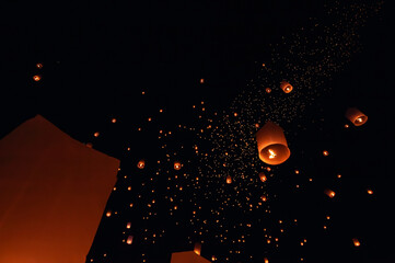 The beauty of the lanterns floating in the sky during the Yi Peng Festival and the Floating Lantern...