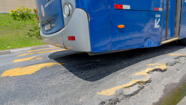 &Ocirc;nibus batido passando perto do ch&atilde;o em asfalto ruim na cidade de Mogi das Cruzes, S&atilde;o Paulo - Brasil